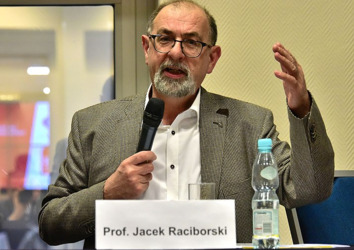 Zdjęcie nr. 3. prof. Jacek Raciborski (https://frdl.org.pl/static/thumbnail/gallery/min/15257.jpg). Zdjęcie na podstawie licencji Creative Commons: https://creativecommons.org/licenses/by-sa/3.0/pl/deed.en prof. dr hab. Jacek Raciborski podczas konfe